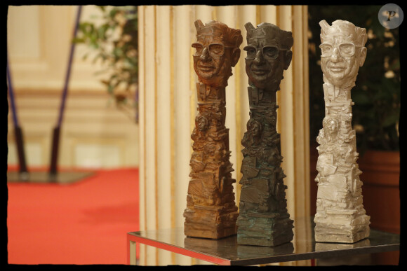 Exclusif - Les prix, des sculptures d'Arnaud Casper - Nicolas Sarkozy se voit décerner le 13e Prix Edgar Faure, lors d'une cérémonie organisée à la mairie du XVIème arrondissement. Paris le 12 novembre 2019. © Alain Guizard/Bestimage