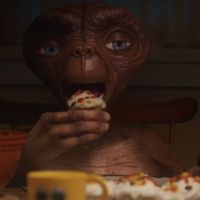 Henry Thomas : E.T. retrouve Elliott dans une pub de Noël nostalgique