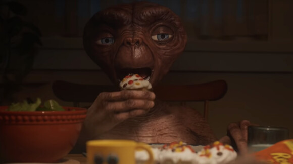 Henry Thomas : E.T. retrouve Elliott dans une pub de Noël nostalgique