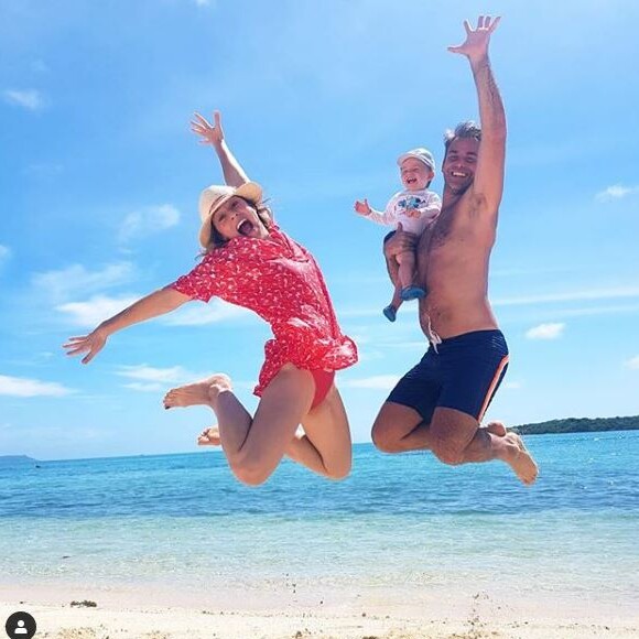 Shirley Bousquet, son compagnon Charles et leur fils Soren en vacances à l'Île Maurice. Le 27 novembre 2019.