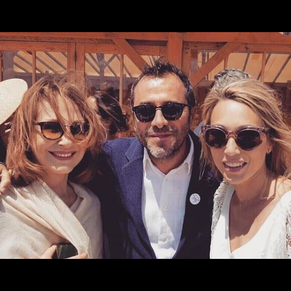 Bernard Montiel avec Nathalie Baye et Laura Smet lors du mariage religieux de Laura Smet et Raphaël Lancrey-Javal célébré le 15 juin 2019 au Cap-Ferret.