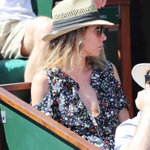 Laura Smet et son compagnon Raphaël - Personnalités dans les tribunes lors des internationaux de France de Roland-Garros à Paris. Le 10 juin 2017. © Jacovides - Moreau / Bestimage