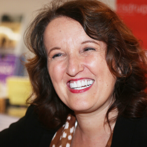 Anne Roumanoff présente son livre "Divorcée et joyeuse ! - Ou comment survivre au divorce" au Drugstore Publicis à Paris le 27 novembre 2019. © Jonathan Rebboah / Panoramic / Bestimage