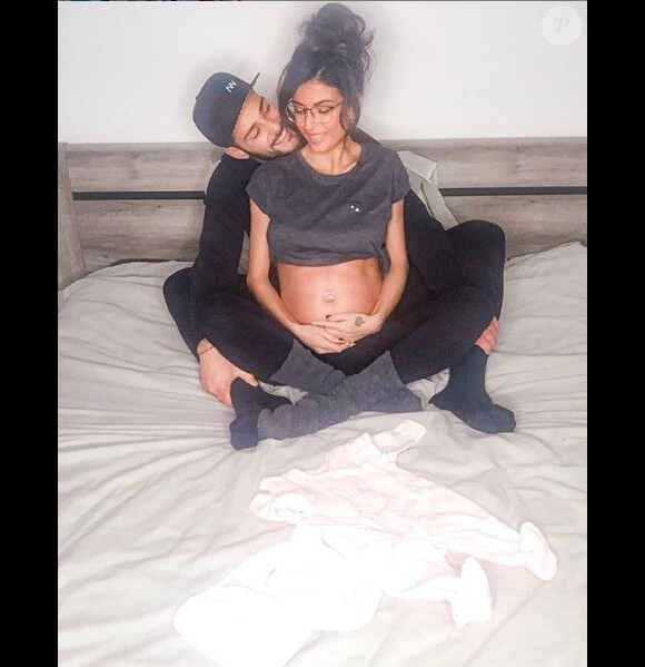 Serena des "Ch'tis" pose enceinte avec son chéri, sur Instagram le 1er décembre 2019.
