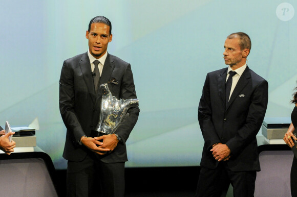 Virgil van Dijk (Prix du meilleur défenseur et du meilleur joueur 2018-2019), Aleksander Ceferin (Président de l'UEFA) lors de la cérémonie du tirage au sort de la phase de poules de l'édition 2019-2020 de la Ligue des Champions à Monaco, le 29 août 2019.