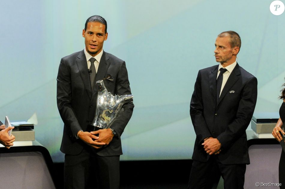 Virgil van Dijk (Prix du meilleur défenseur et du meilleur joueur 2018-2019), Aleksander Ceferin (Président de l&#039;UEFA) lors de la cérémonie du tirage au sort de la phase de poules de l&#039;édition 2019-2020 de la Ligue des Champions à Monaco, le 29 août 2019.