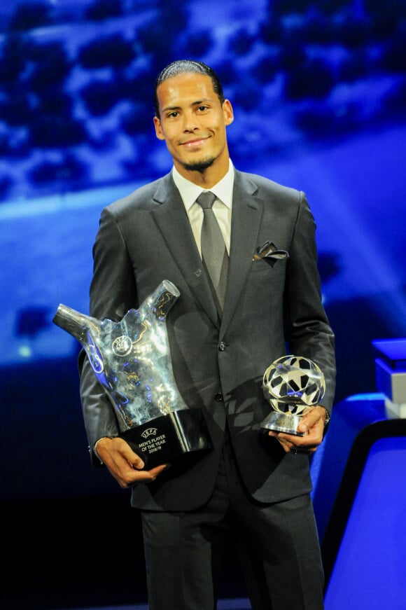 Virgil van Dijk (Prix du meilleur défenseur et du meilleur joueur 2018-2019) lors de la cérémonie du tirage au sort de la phase de poules de l'édition 2019-2020 de la Ligue des Champions à Monaco, le 29 août 2019.