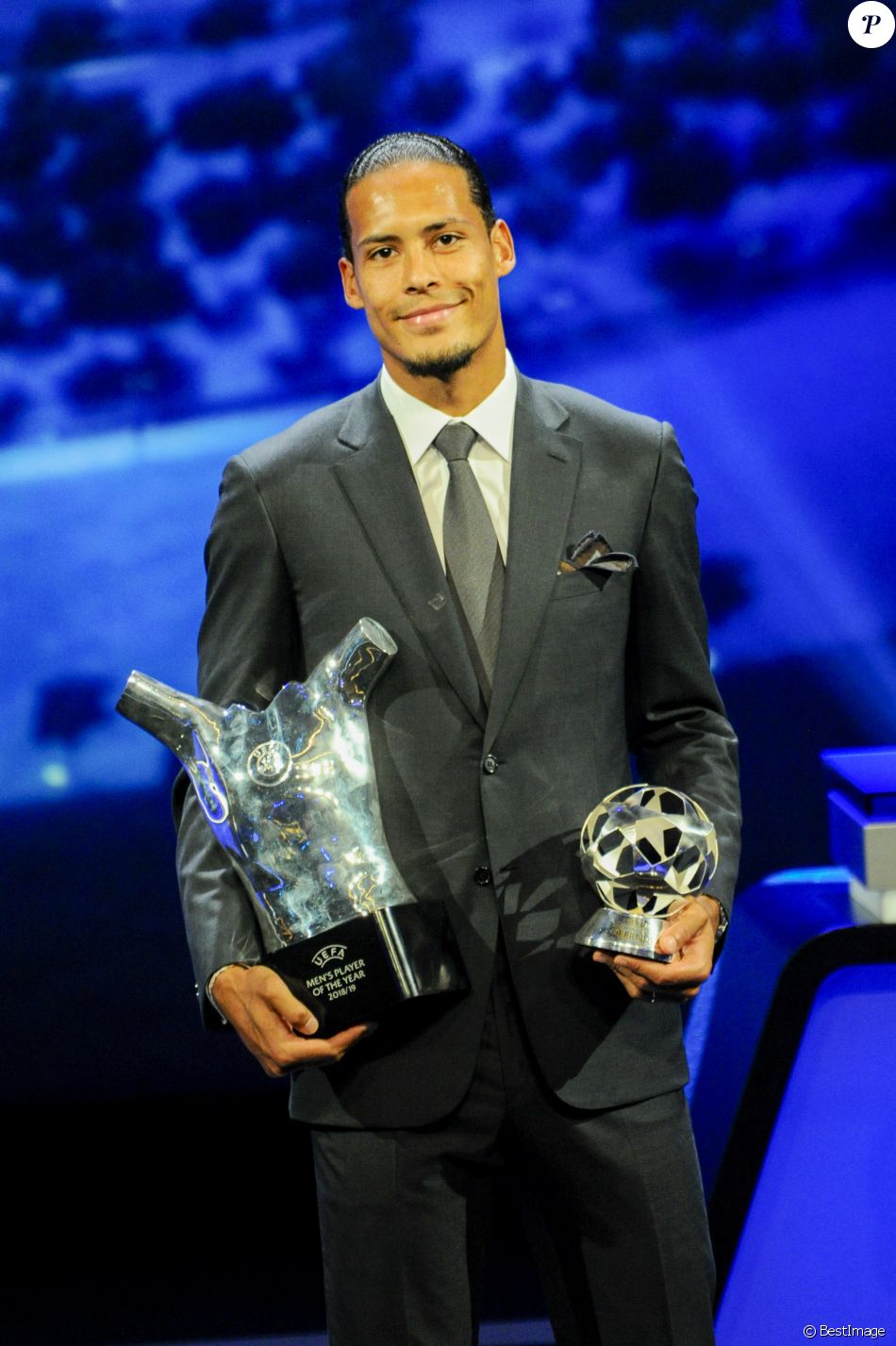 Virgil van Dijk (Prix du meilleur défenseur et du meilleur joueur 2018-2019) lors de la cérémonie du tirage au sort de la phase de poules de l&#039;édition 2019-2020 de la Ligue des Champions à Monaco, le 29 août 2019.