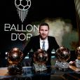 Lionel Messi pose avec ses 6 Ballons d'or lors de la cérémonie qui s'est déroulée le 2 décembre 2019 au théâtre du Châtelet, à Paris.