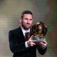 Lionel Messi pose avec son 6e Ballon d'or lors de la cérémonie qui s'est déroulée le 2 décembre 2019 au théâtre du Châtelet, à Paris.
