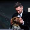 Lionel Messi pose reçoit son 6e Ballon d'or lors de la cérémonie qui s'est déroulée le 2 décembre 2019 au théâtre du Châtelet, à Paris.