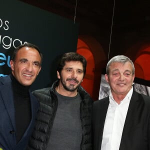 Nikos Aliagas et Patrick Fiori entre Laurence et Pierre Lemarchal (les parents de Grégory Lemarchal) - Vernissage de l'exposition "L'épreuve du Temps" de Nikos Aliagas au Palais Brongniart à Paris, le 16 janvier 2017. © Dominique Jacovides/Bestimage