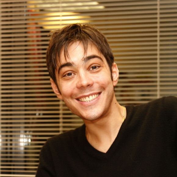 Grégory Lemarchal rencontre les lecteurs de "Télé Loisirs" à Paris, le 20 décembre 2006.