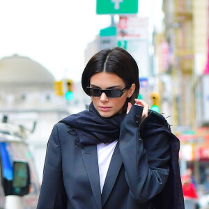 Kendall Jenner est allée acheter un café à emporter dans les rues glacées de New York, le 20 novembre 2019