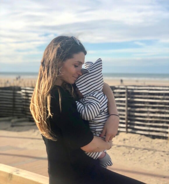 Clara Bermudes enlace son fils Louis sur Instagram, le 28 octobre 2019, sur Instagram