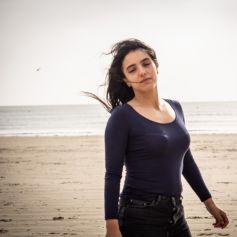 Hafsia Herzi pose sur la plage lors du Festival du cinéma et musique de film de la Baule le 11 novembre 2019. © Guillaume Collet/Bestimage