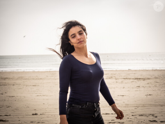 Hafsia Herzi pose sur la plage lors du Festival du cinéma et musique de film de la Baule le 11 novembre 2019. © Guillaume Collet/Bestimage