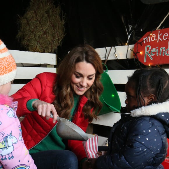 Kate Middleton a participé aux activités caritatives de Noël avec les familles et les enfants lors de sa visite à la "Peterley Manor Farm" à Buckinghamshire. Le 4 décembre 2019