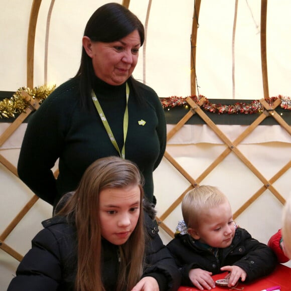 Kate Middleton a participé aux activités caritatives de Noël avec les familles et les enfants lors de sa visite à la "Peterley Manor Farm" à Buckinghamshire. Le 4 décembre 2019