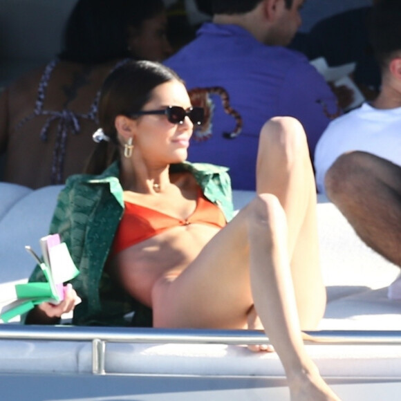 Kendall Jenner prend du bon temps sur le yacht de D.Grutamn, à l'occasion d'Art Basel, à Miami, le 6 décembre 2019.