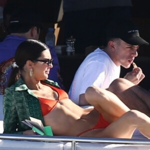 Kendall Jenner prend du bon temps sur le yacht de D.Grutamn, à l'occasion d'Art Basel, à Miami, le 6 décembre 2019.