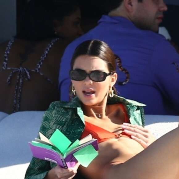 Kendall Jenner prend du bon temps sur le yacht de D.Grutamn, à l'occasion d'Art Basel, à Miami, le 6 décembre 2019.