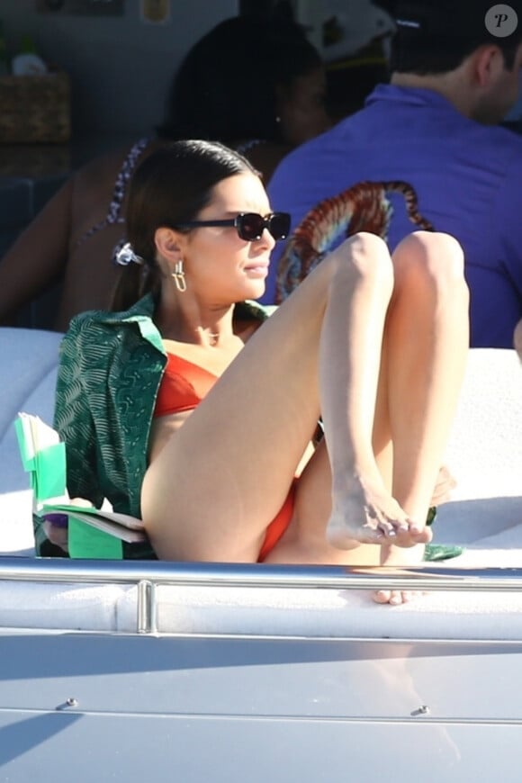 Kendall Jenner prend du bon temps sur le yacht de D.Grutamn, à l'occasion d'Art Basel, à Miami, le 6 décembre 2019. 06/12/2019 - Miami