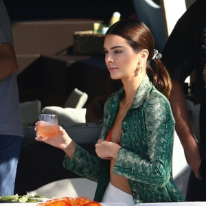 Kendall Jenner prend du bon temps sur le yacht de D.Grutamn, à l'occasion d'Art Basel, à Miami, le 6 décembre 2019. 06/12/2019 - Miami