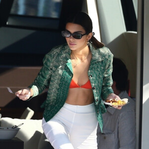 Kendall Jenner prend du bon temps sur le yacht de D.Grutamn, à l'occasion d'Art Basel, à Miami, le 6 décembre 2019. 06/12/2019 - Miami