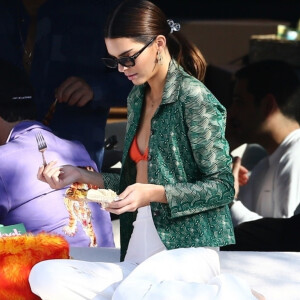 Kendall Jenner prend du bon temps sur le yacht de D.Grutamn, à l'occasion d'Art Basel, à Miami, le 6 décembre 2019. 06/12/2019 - Miami