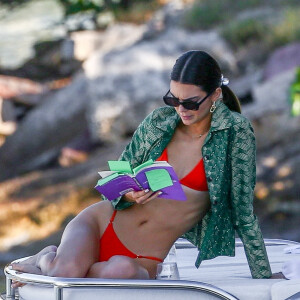 Kendall Jenner prend du bon temps sur le yacht de D.Grutamn, à l'occasion d'Art Basel, à Miami, le 6 décembre 2019. 06/12/2019 - Miami