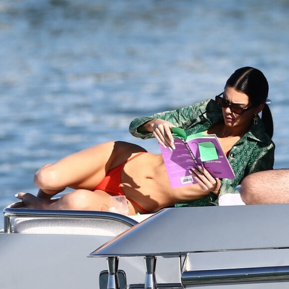 Kendall Jenner prend du bon temps sur le yacht de D.Grutamn, à l'occasion d'Art Basel, à Miami, le 6 décembre 2019. 06/12/2019 - Miami