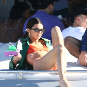 Kendall Jenner prend du bon temps sur le yacht de D.Grutamn, à l'occasion d'Art Basel, à Miami, le 6 décembre 2019. 06/12/2019 - Miami