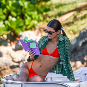 Kendall Jenner prend du bon temps sur le yacht de D.Grutamn, à l'occasion d'Art Basel, à Miami, le 6 décembre 2019. 06/12/2019 - Miami