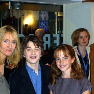 J.K. Rowling avec les acteurs Rupert Grint, Daniel Radcliffe et Emma Watson à la première du film "Harry Potter" en 2001 à Londres.