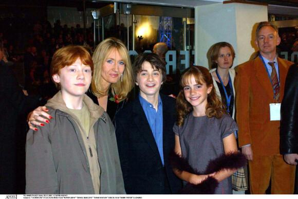J.K. Rowling avec les acteurs Rupert Grint, Daniel Radcliffe et Emma Watson à la première du film "Harry Potter" en 2001 à Londres.