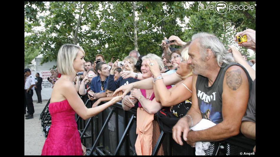 Laeticia Hallyday Salue Le Public Au Concert De Johnny Hallyday Sous La Tour Eiffel 14 07 09 Purepeople