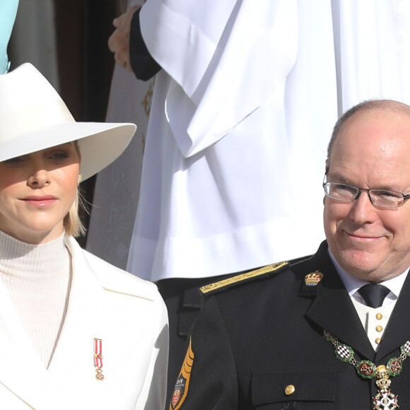 Le prince Albert II de Monaco, la princesse Charlène de Monaco - La famille princière de Monaco quitte la cathédrale Notre-Dame-Immaculée lors de la fête Nationale monégasque à Monaco le 19 novembre 2019. © Dominique Jacovides/Bestimage