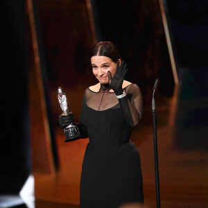 Juliette Binoche reçoit l'European Achievement in World Cinema Award des mains de Claire Denis aux European Film Awards 2019. Berlin, le 7 décembre 2019.