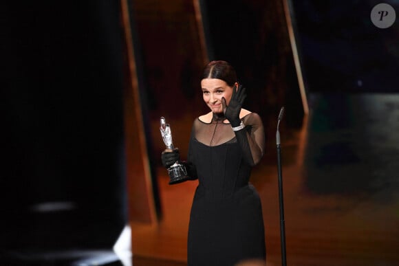 Juliette Binoche reçoit l'European Achievement in World Cinema Award des mains de Claire Denis aux European Film Awards 2019. Berlin, le 7 décembre 2019.