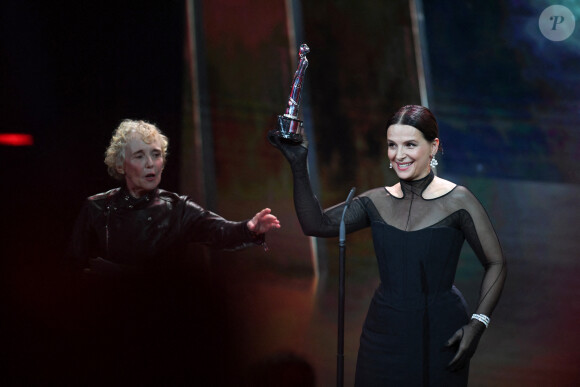 Juliette Binoche reçoit l'European Achievement in World Cinema Award des mains de Claire Denis aux European Film Awards 2019. Berlin, le 7 décembre 2019.