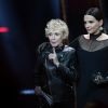 Juliette Binoche reçoit l'European Achievement in World Cinema Award des mains de Claire Denis aux European Film Awards 2019. Berlin, le 7 décembre 2019.