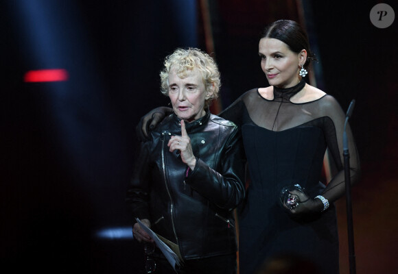 Juliette Binoche reçoit l'European Achievement in World Cinema Award des mains de Claire Denis aux European Film Awards 2019. Berlin, le 7 décembre 2019.
