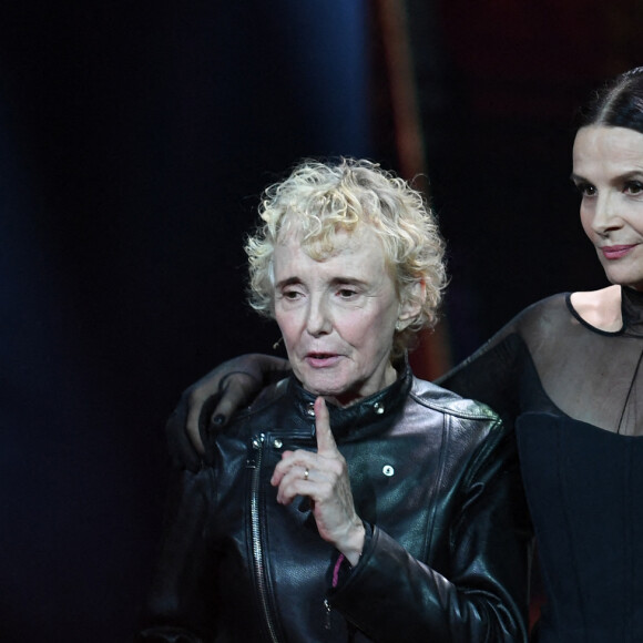 Juliette Binoche reçoit l'European Achievement in World Cinema Award des mains de Claire Denis aux European Film Awards 2019. Berlin, le 7 décembre 2019.