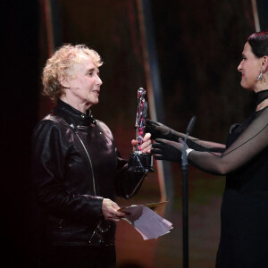 Juliette Binoche reçoit l'European Achievement in World Cinema Award des mains de Claire Denis aux European Film Awards 2019. Berlin, le 7 décembre 2019.