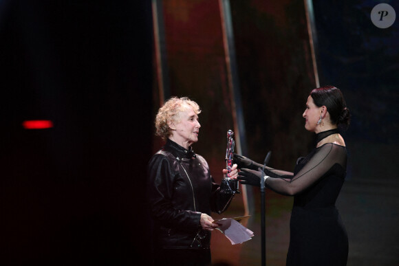 Juliette Binoche reçoit l'European Achievement in World Cinema Award des mains de Claire Denis aux European Film Awards 2019. Berlin, le 7 décembre 2019.