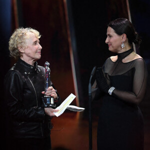 Juliette Binoche reçoit l'European Achievement in World Cinema Award des mains de Claire Denis aux European Film Awards 2019. Berlin, le 7 décembre 2019.