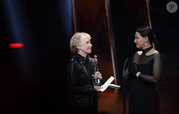 Juliette Binoche reçoit l'European Achievement in World Cinema Award des mains de Claire Denis aux European Film Awards 2019. Berlin, le 7 décembre 2019.