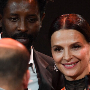 Le réalisateur Ladj Ly (Les Misérables) et Juliette Binoche assistent aux European Film Awards 2019. Berlin, le 7 décembre 2019.