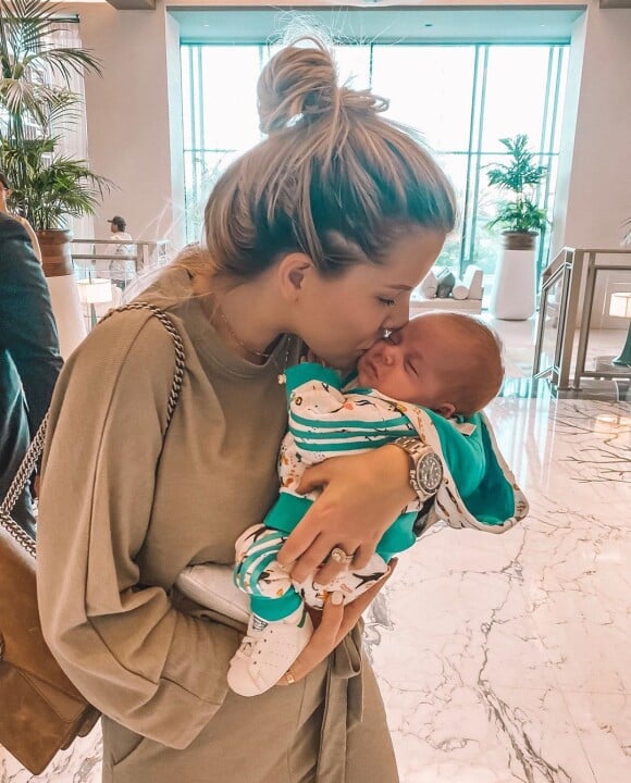 Jessica Thivenin avec son fils Maylone dans les bras, le 24 novembre 2019, sur Instagram